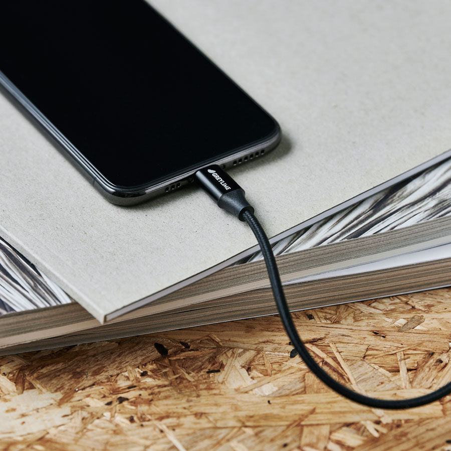 GreyLime Braided USB-C til MFi Lightning Kabel Sort 1 m -  fra GreyLime - nu kun 189 kr. Hos HjemTek 